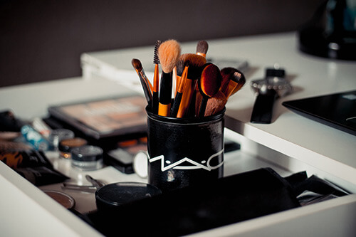 11 beauty hacks: Makeup brush holder" class