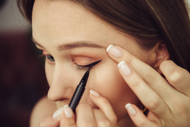 beauty hacks for girls -Putting perfect eyeliner