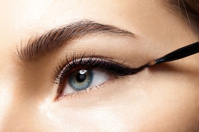 6 beauty hacks - Putting Perfect Eyeliner