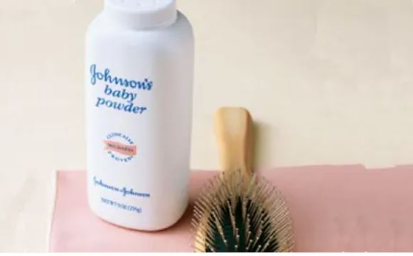 College Beauty Hacks: Baby Powder As A Dry Shampoo