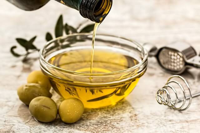 olive oil- how to use olive oil on the face.