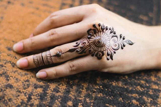 arabic 5249256 640 1 Finger Mehndi Design: Simple One Line Henna Design