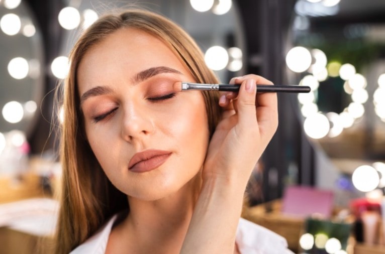 benefits of wearing makeup