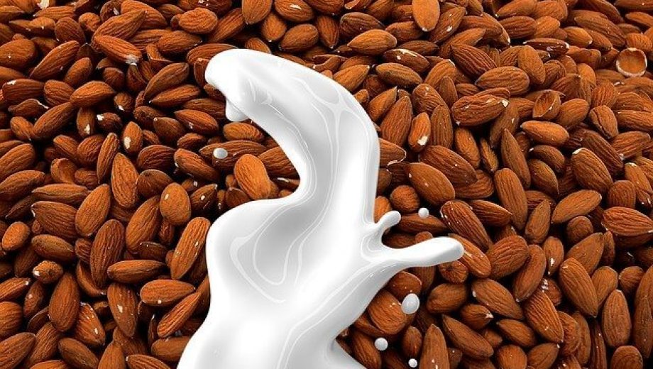 almond-milk-gaf68f0b47_640 (1)