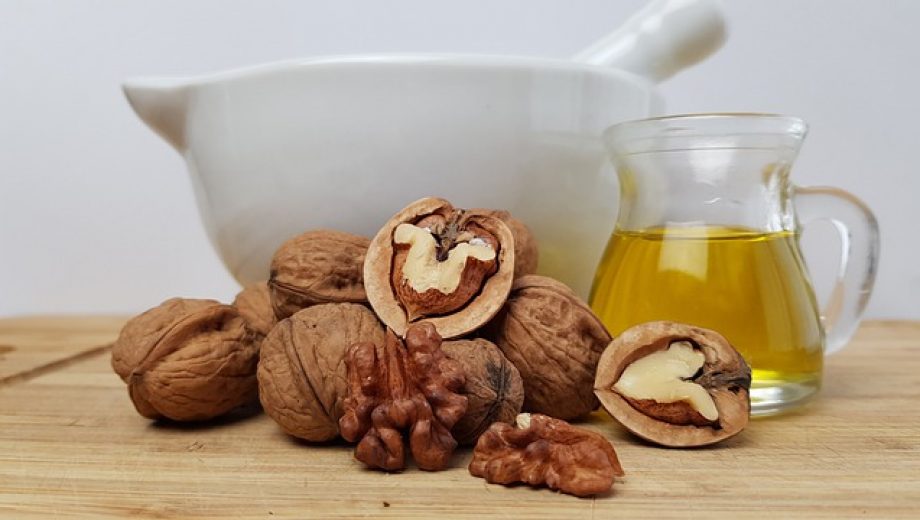 walnut-oil-gaad06e21a_640 (1)