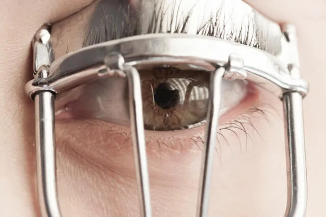 How to Curl Eyelashes Like a Pro? 2 eyelashes