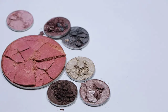 how to fix a broken eyeshadow